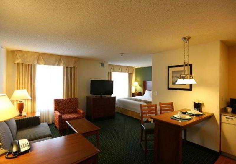 By Marriott Collins Hotel